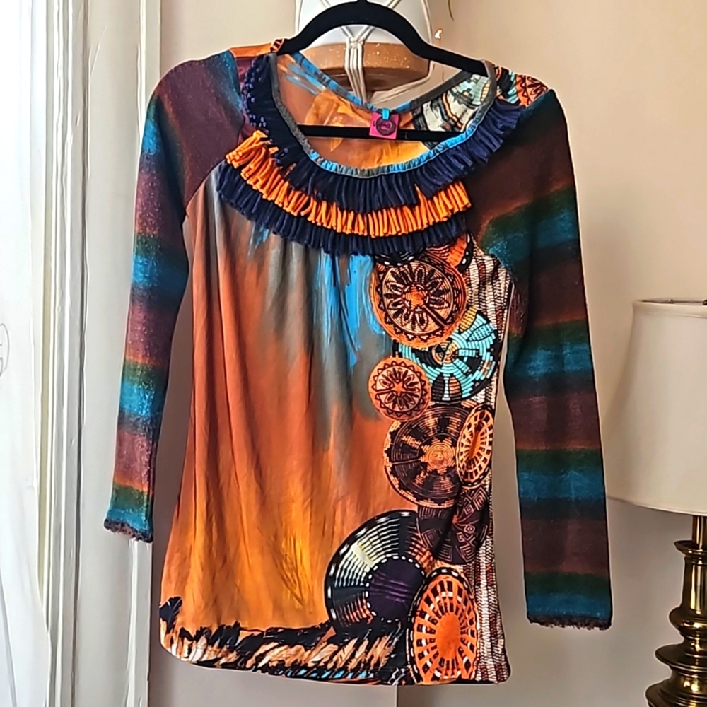 Save the queen! Sweater top with fringe collar and abstract print